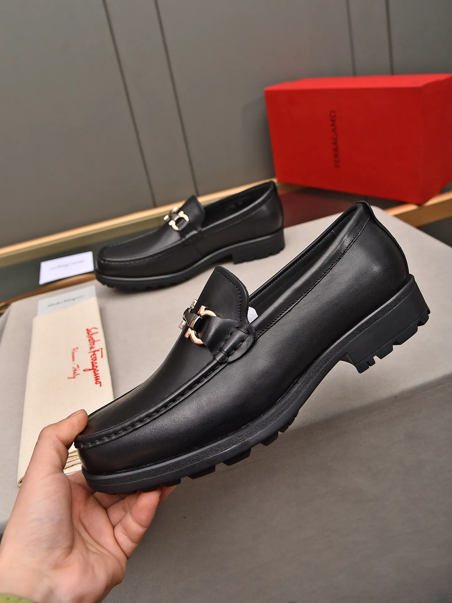 Men's shoes 💰: 500 Brand: Ferragamo Size: Men's size 38/44 (45 can be customized) Grade: Same style as the official website High-end quality men's shoes Material: Original first-layer calfskin Water-dyed cowhide lining Original outsole Style categories: Men's fashionable formal business casual leather shoes Slip-on men's shoes high-top series Young fashion European and American trends British style Casual matching Comfortable feet